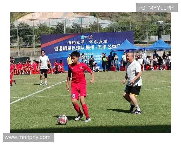 热爱皆平等，河南球迷赛前在球场外声援阿奇姆彭