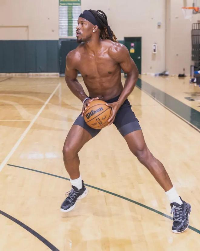 TA：米兰出售阿莱士-希门尼斯也是为了引进阿坎吉